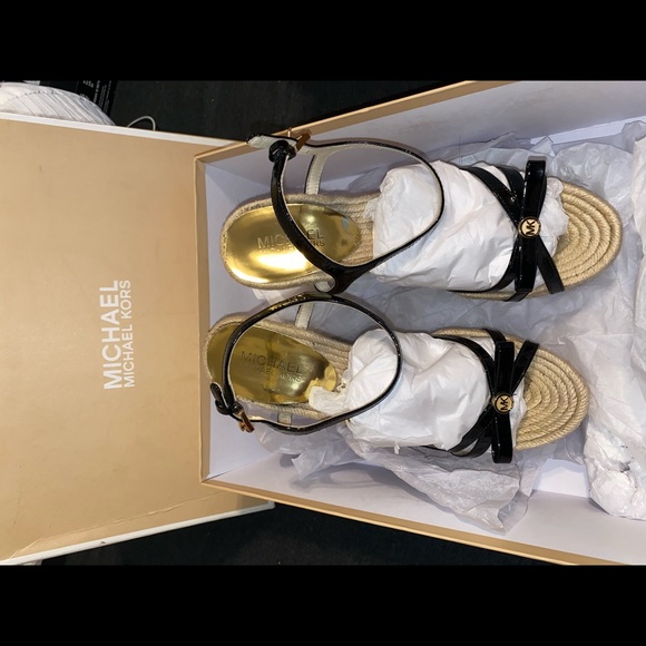 Michael Kors blck patent wedges - Picture 2 of 4